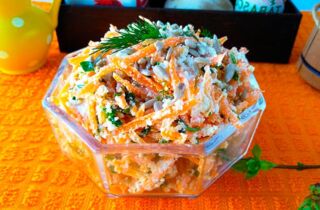Сладкий зимний салат с творогом, морковью и сухофруктами