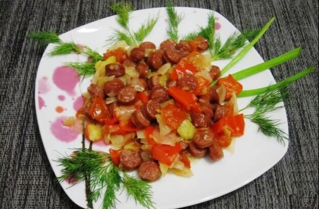Овощное рагу с баварскими колбасками