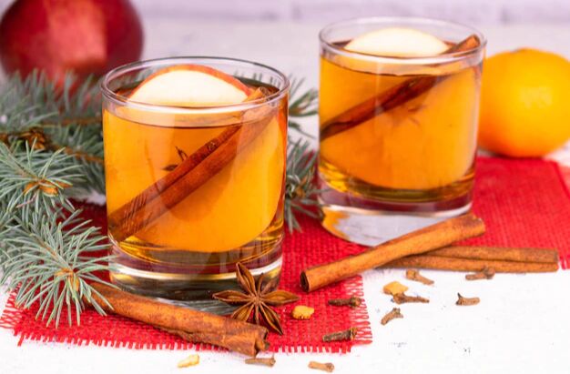 Безалкогольный напиток из яблок и корицы на Рождество