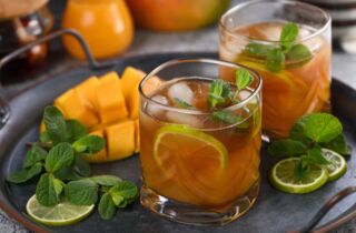 Освежающий безалкогольный напиток из зеленого чая с мятой и манго